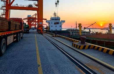 報關(guān)出口雖然面臨著眾多的挑戰(zhàn)，但也同樣是企業(yè)成長和發(fā)展的機(jī)遇